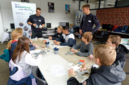 Das Haus vom Nikolaus bogen sich die Achtklässler der MKG bei der Mint-Rallye im Workshop der Emsdettener TWE Group aus gelaserten Metall-Bastelvorlagen zurecht. (Foto: Alfred Riese)