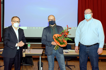 Bürgermeister Dr. Tobias Lehberg (links) und Florian Bücker (Vorsitzender des Schulausschusses, CDU) gratulieren Maarten Willenbrink (Mitte), der seit Montag offiziell Leiter der Maximilian-Kolbe-Gesamtschule ist. Foto: Gemeinde Saerbeck