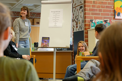 Die Lehrerinnen Kathrin Beckmann (links) und Jana Ottmann stellen das Programm der Lesenacht mit Übernachtung in der MKG-Schulbücherei vor. Foto: Gemeinde Saerbeck Die Lehrerinnen Kathrin Beckmann (links) und Jana Ottmann stellen das Programm der Lesenacht mit Übernachtung in der MKG-Schulbücherei vor. Foto: Gemeinde Saerbeck