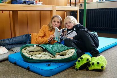Karlo und Leon haben es sich bei der Lesenacht mit Übernachtung in der Bücherei der Maximilian-Kolbe-Gesamtschule bequem gemacht. Foto: Gemeinde Saerbeck Karlo und Leon haben es sich bei der Lesenacht mit Übernachtung in der Bücherei der Maximilian-Kolbe-Gesamtschule bequem gemacht. Foto: Gemeinde Saerbeck