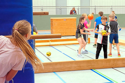 Na, komm ruhig aus deiner Deckung, ich treff dich schon: „Takeshis Castle“ in der Version der MKG-Sporthelfer für das gemeinsame Sportfest der Viertklässler der Grundschule mit den Fünftklässlern der Gesamtschule. Foto: Alfred Riese