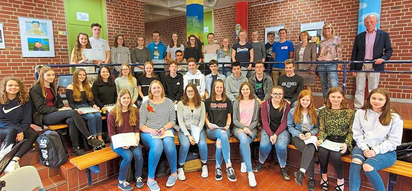 36 Französisch-Diplome gingen am Montag an MKG-Schüler des neunten bis elften Jahrgangs, hier mit Lehrerinnen und Schulleiter Karl Watermann (rechts). Foto: Alfred Riese