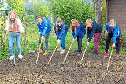 Ab ins Beet hieß es am Montag für alle neuen Fünftklässler der MKG. Wie diese Sechs bereiteten sie die Klassenbeete für Frühblüher-Zwiebeln vor. Foto: Alfred Riese