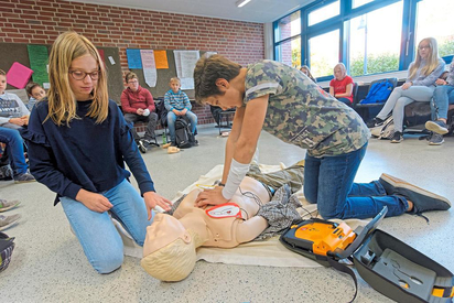 Siebtklässler können wiederbeleben, stellten die Teilnehmer des jahrgangsweiten Erste-Hilfe-Kurses mit Notfall-Defi an der Puppe unter Beweis. Foto: Alfred Riese