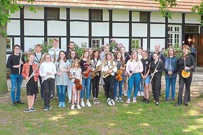 Die jungen Musiker aus den Instrumentalkursen des MKG-Fördervereins mit ihren Lehrern. Foto: Hans Lüttmann 