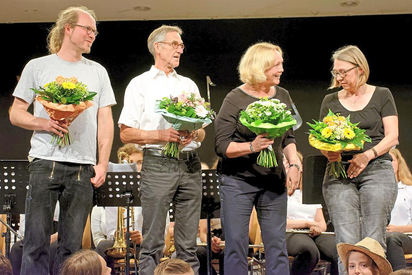 Gleichheitsgebot: Dankeschön-Blumensträuße für die Musiklehrerschaft (von links) Martin Knott, Ludger Beermann, Sabine Ebbing und Ilga Bülte. Foto: Alfred Riese