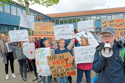 Fridays-for-Future-Proteste haben an der MKG Sechstklässler an den Start gebracht. Die Kurz-Demos laufen in den Pausen, haben aber die gleichen Ziele. Foto: Alfred Riese 