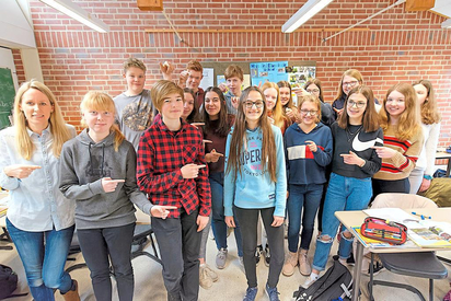 Mittendrin, nicht nur sprachlich: Emeline Coulmeau, Berufsorientierungspraktikantin des College P.A. Renoir in Ferrières, im Französisch-Kurs des neunten Jahrgangs der MKG. Foto: Alfred Riese