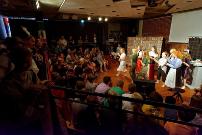 Kommen auch Geister drin vor: die DuG-Schüler beim Finale ihrer Version des „Gespensts von Canterville“ zur Musik und nach der Choreografie von Michael Jacksons „Thriller“. Foto: Alfred Riese Kommen auch Geister drin vor: die DuG-Schüler beim Finale ihrer Version des „Gespensts von Canterville“ zur Musik und nach der Choreografie von Michael Jacksons „Thriller“. Foto: Alfred Riese
