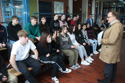 Bürgermeister Dr. Tobias Lehberg im Gespräch mit Schülerinnen und Schülern der Klasse 9a der Maximilian-Kolbe-Gesamtschule, die gerade das Rekordergebnis der Spendensammlungen an den Volksbund Deutsche Kriegsgräberfürsorge übergeben hatten. (Foto: Harald Westbeld)