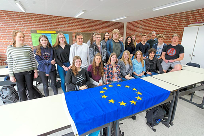 Die meisten Schülerinnen und Schüler aus den Sozialwissenschafts-Kursen des zwölften Jahrgangs geben bei der Europawahl zum ersten Mal ihre Stimme ab und sprachen zuvor über Erwartungen und Ansichten mit unserem Mitarbeiter. Foto: Alfred Riese