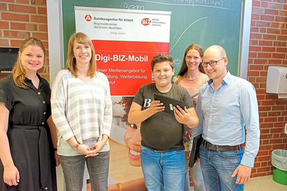 Achtklässler Resul mit dem Berufsorientierungs-Tablet und (von links) Christina Strotmeier, Franziska Hein, Marina Reifferscheid und dem kommissarischen Schulleiter Maarten Willenbrink. Foto: Alfred Riese