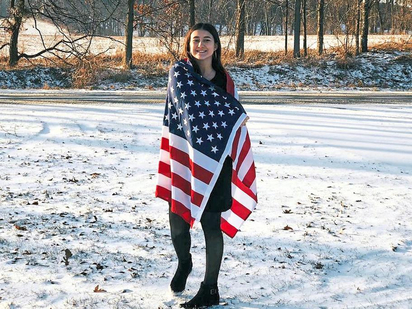 Zu Beginn des Winters, der in Michigan bis zu minus 30 Grad bringen kann, war Madlin Vrdoljak die US-Fahne noch warm genug. Foto: privat Zu Beginn des Winters, der in Michigan bis zu minus 30 Grad bringen kann, war Madlin Vrdoljak die US-Fahne noch warm genug. Foto: privat
