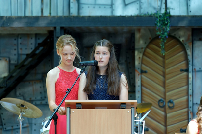 Sprachen für die Schülerinnen und Schüler des Entlassjahrgangs: Marie Lammers und Maja Osterhaus. (Foto: Gemeinde Saerbeck) Sprachen für die Schülerinnen und Schüler des Entlassjahrgangs: Marie Lammers und Maja Osterhaus. (Foto: Gemeinde Saerbeck)