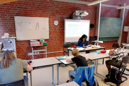 Extra-Unterricht zum Auffrischen, Wiederholen, Vertiefen, Verbessern bot die "Sommerschule" an der MKG in kleinen Gruppen mit angehenden Lehrerinnen und Lehrern. Foto: Alfred Riese Extra-Unterricht zum Auffrischen, Wiederholen, Vertiefen, Verbessern bot die "Sommerschule" an der MKG in kleinen Gruppen mit angehenden Lehrerinnen und Lehrern. Foto: Alfred Riese