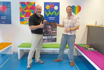 Laden Schülerinnen und Schüler zu einem Rap-Workshop an der Maximilian-Kolbe-Gesamtschule ein: der didaktische Leiter Niels Effelsberg und Schulsozialarbeiter Benjamin Stock (v.l.). Foto: Katja Niemeyer