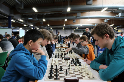 Rechts im Bild: Nils G., der zum Schluss einen wichtigen Punktgewinn für das Team erkämpfte. Quelle: https://www.sjnrw.de/schulschach/1052-landesschulschachfinale-ein-voller-erfolg.html (Verwendung der Bilder durch Veranstalter genehmigt) Rechts im Bild: Nils G., der zum Schluss einen wichtigen Punktgewinn für das Team erkämpfte. Quelle: https://www.sjnrw.de/schulschach/1052-landesschulschachfinale-ein-voller-erfolg.html (Verwendung der Bilder durch Veranstalter genehmigt)
