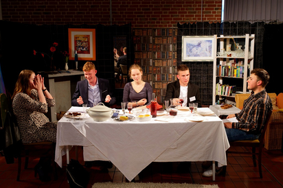 Gleich gehen sie sich an die Gurgeln, noch vor dem Dessert: die fünf Charaktere der Komödie "Der Vorname", die der Zwölfer-Literaturkurs der MKG inszeniert und die am Freitag Premiere hat. (Foto: Alfred Riese) Gleich gehen sie sich an die Gurgeln, noch vor dem Dessert: die fünf Charaktere der Komödie "Der Vorname", die der Zwölfer-Literaturkurs der MKG inszeniert und die am Freitag Premiere hat. (Foto: Alfred Riese)
