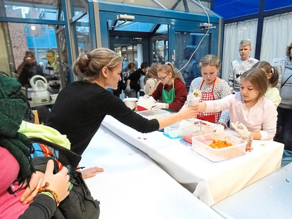 Selbstgemachte Wraps mit Belag nach Wahl verkauften einige junge Schülerinnen mit Unterstützung ihrer Eltern. Der Andrang an diesem Stand war – wie auch an allen weiteren – sehr groß. Foto: Stefanie Behring 