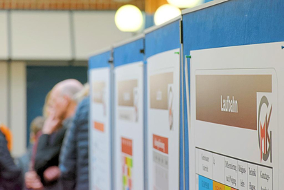 Neben Informationsstellwänden setzt die Maximilian-Kolbe-Gesamtschule beim Schnuppertag für Viertklässler auf persönliche Gespräche. Foto: Alfred Riese