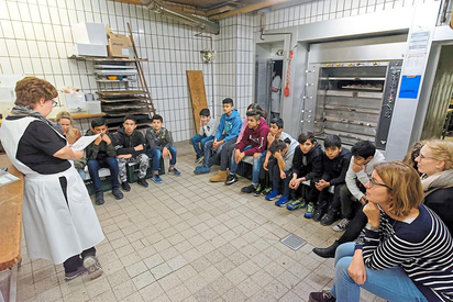 In der Backstube las Beate Liesenkötter den Deutsch-als-Zielsprache-Schülern der MKG eine Fußballgeschichte vor. Foto: Alfred Riese