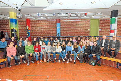 Die Rekord-Spendensammler der 9a mit ihren Klassenlehrern, Bürgermeister Wilfried Roos (2. von rechts), dem kommissarischen Schulleiter Maarten Willenbrink (rechts) und Jens Effkemann (vorne rechts) vom Volksbund Deutsche Kriegsgräberfürsorge. Foto: Al