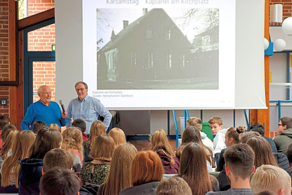 Auf der Leinwand ist die alte Kaplanei am Kirchplatz zu sehen. Foto: Alfred Riese Auf der Leinwand ist die alte Kaplanei am Kirchplatz zu sehen. Foto: Alfred Riese