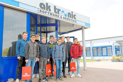 Was macht eigentlich . . . AK Tronic? Sechs Achtklässler der Gesamtschule erkundeten zusammen mit Auszubildenden das Unternehmen am Steinkreuz. Foto: Alfred Riese