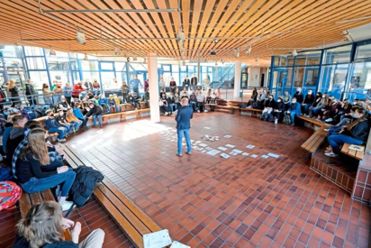 Mit rund 90 Schülerinnen und Schülern war bei der Auszeichnung besonderer Leistungen knapp ein Zehntel der 950-köpfigen Schülerschaft der MKG versammelt. In der Mitte des großen Forums steht Schulleiter Maarten Willenbrink. Foto: Gemeinde Saerbeck