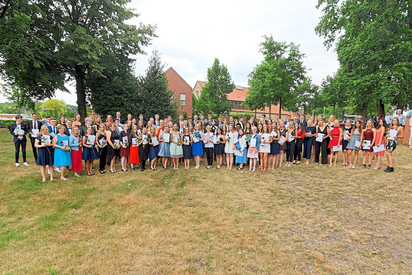 Die Entlassschüler des 13. Jahrgangs der Maximilian-Kolbe-Gesamtschule nach der Zeugnisübergabe auf der Bürgerwiese. Foto: Alfred Riese 