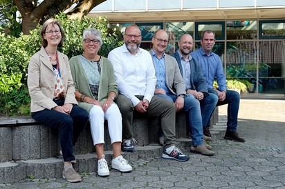Wieder komplett: das Schulleitungsteam der Maximilian-Kolbe-Gesamtschule mit (von rechts) dem neuen Stellvertretenden Schulleiter Dominik Jäger, Dirk van Aaken (Leiter Jahrgänge acht bis zehn), Maarten Willenbrink (Schulleiter), Niels Effelsberg (Didaktischer Leiter), Bärbel Kibben (Oberstufenleiterin) und Mechthild Runde (Leiterin Jahrgänge fünf bis sieben). Foto: Gemeinde Saerbeck