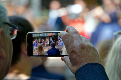 Gut dokumentiert: Etliche Eltern zückten die Smartphones, um den großen Augenblick der Zeugnisübergabe und der Feier für sich und ihre Kinder festzuhalten. (Foto: Gemeinde Saerbeck) Gut dokumentiert: Etliche Eltern zückten die Smartphones, um den großen Augenblick der Zeugnisübergabe und der Feier für sich und ihre Kinder festzuhalten. (Foto: Gemeinde Saerbeck)