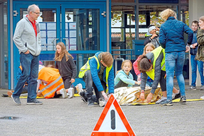 Stabile Seitenlage, Wärmefolie, Wunden versorgen: Ausbilder Reinhard Keuter vom DRK hat ein Auge auf die MKG-Schülerinnen im Praxisteil des Erste-Hilfe-Trainings. Foto: Alfred Riese