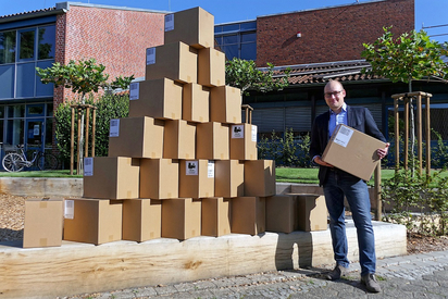Maarten Willenbrink, kommissarischer Leiter der Maximilian-Kolbe-Gesamtschule, mit den 120 iPads, die noch vor Schuljahresbeginn eingetroffen sind. Foto: Alfred Riese