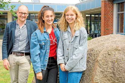 Madlin Vrdoljak (Mitte) kommt gerade von einem Jahr in den USA als Juniorbotschafterin für Deutschland zurück, Emely Gottwald fliegt Anfang August hin, Schulleiter Maarten Willenbrink (links) bleibt die ganze Zeit hier. Foto: Alfred Riese 