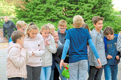 Die Teamerin sucht den grünen Günther, die Schüler lassen sich nichts anmerken: Für die siebten Klassen geht es in der Aktivitätenwoche der MKG unter dem Motto „Wir sind Klasse!“ um Teamarbeit. Foto: Alfred Riese