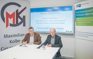 Vertreter von Unternehmen und Schule unterzeichnen die Kooperationsvereinbarung. Foto: Maik Grundmann